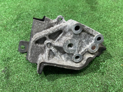 タイミングベルトテンショナーブラケット SUBARU EXIGA OEM 13156AA062 YA5 2008 EJ205 AT