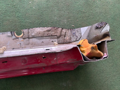 Estribo metálico derecho SUBARU LEGACY OEM 51415AC061 BG5 1997 RED