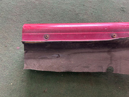 Estribo metálico derecho SUBARU LEGACY OEM 51415AC061 BG5 1997 RED