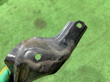 Крепление переднего бампера правое SUBARU LEGACY OEM 57707AE120 BEE BHE BE5 BE9 BH5 BH9 2002 SILVER 01G