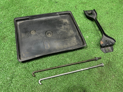 Soporte de batería SUBARU LEGACY OEM 82182AA040 82161AA040 82122AA011 BE5 2002
