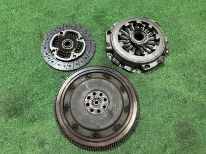 离合器套件（飞轮、压盘、从动盘） Сцепление SUBARU LEGACY OEM 30210AA570 30100AA840 12342AA070 BE5 2002 EJ208 MT5
