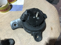 Apoio do motor esquerdo SUBARU LANCASTER OEM 41022AE110 BH9 2000 EZ30
