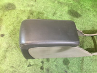 Porta-luvas e apoio de braço SUBARU LANCASTER OEM 92111AE010AD BHE 2002 white pearl 07C