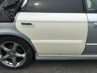 Porta traseira direita SUBARU LANCASTER OEM 60400AE420 BHE 2002 white pearl 07C