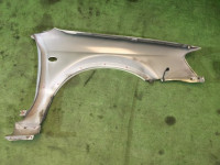 Guarda-lamas dianteiro esquerdo SUBARU LANCASTER OEM 57120AE031 BHE 2002 white pearl 07C