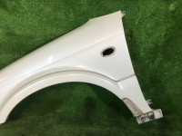 Guarda-lamas dianteiro esquerdo SUBARU LANCASTER OEM 57120AE031 BHE 2002 white pearl 07C
