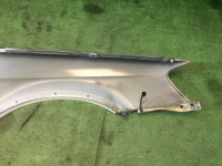 Guarda-lamas dianteiro esquerdo SUBARU LANCASTER OEM 57120AE031 BHE 2002 white pearl 07C