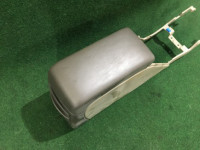 Porta-luvas e apoio de braço SUBARU LANCASTER OEM 92111AE010AD BHE 2000 white / grey 0U4