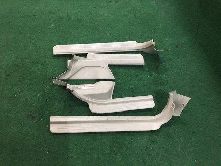 Накладки на пороги SUBARU LANCASTER OEM 94060AE000GE 94060AE010GE 94060AE010GE 94061AE010GE BHE 2000 white / grey 0U4