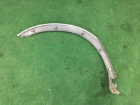 Alargador do guarda-lamas esquerdo SUBARU LANCASTER OEM 91111AE030LG BHE 2000 white / grey 0U4
