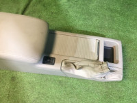Porta-luvas e apoio de braço SUBARU LEGACY OEM 92111AG060WA BP5 2004 white pearl 36J