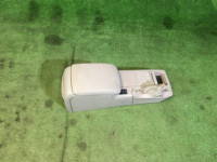 Porta-luvas e apoio de braço SUBARU LEGACY OEM 92111AG060WA BP5 2004 white pearl 36J