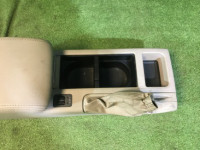 Porta-luvas e apoio de braço SUBARU LEGACY OEM 92111AG060WA BP5 2004 white pearl 36J