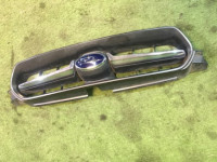 Grelha do radiador SUBARU LEGACY OEM 91121AG010 BP5 2004 white pearl 36J