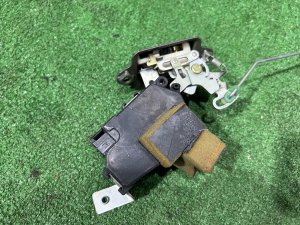 Fecho da porta da bagageira SUBARU LEGACY LANCASTER OEM 63032AE020 BH9 2001 SILVER/GREY 1U2