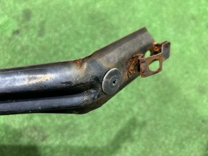 Soporte izquierdo del parachoques delantero SUBARU LEGACY LANCASTER OEM 57707AE240 BHE 2001 SILVER/GREY 1U2