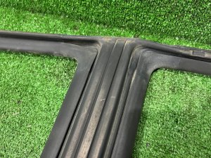 Left door seal SUBARU LEGACY LANCASTER OEM 63521AE030 BHE BH9 BH5 2001 SILVER/GREY 1U2