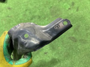 Soporte derecho del parachoques delantero SUBARU LEGACY LANCASTER OEM 57707AE230 BHE 2001 SILVER/GREY 1U2