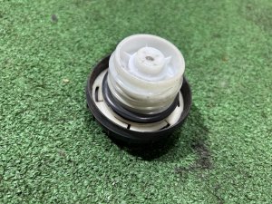 Fuel tank cap SUBARU LEGACY LANCASTER OEM 42032AC020 BHE 2001 SILVER/GREY 1U2