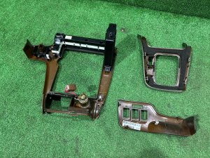 Marco embellecedor de la radio SUBARU LEGACY LANCASTER OEM 66060AE330, 66050AE260 BHE 2002 SILVER/GREY 1U2