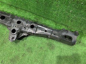 Front subframe маленькая TOYOTA PRIUS OEM 5710447020 ZVW30 2012 2ZRFXE