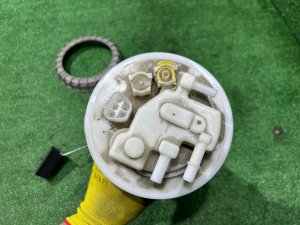 Fuel pump целые трубки TOYOTA PRIUS OEM 77024-75010 ZVW30 2012 2ZRFXE