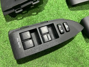 กล่องควบคุมกระจกไฟฟ้า TOYOTA PRIUS OEM 8404033080 ZVW30 2012 2ZRFXE