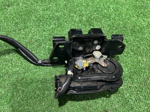 กลอนล็อกฝาท้าย TOYOTA PRIUS OEM 6935047040 ZVW30 2012 SILVER 1F7