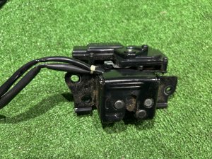 กลอนล็อกฝาท้าย TOYOTA PRIUS OEM 6935047040 ZVW30 2012 SILVER 1F7