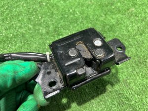 กลอนล็อกฝาท้าย TOYOTA PRIUS OEM 6935047040 ZVW30 2012 SILVER 1F7