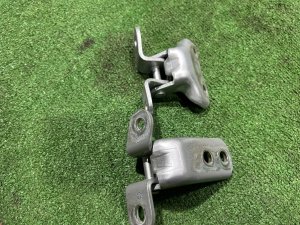 左フロントドアヒンジ TOYOTA PRIUS OEM 6871012151 ZVW30 2012 SILVER 1F7