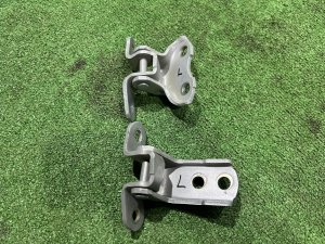 左フロントドアヒンジ TOYOTA PRIUS OEM 6871012151 ZVW30 2012 SILVER 1F7