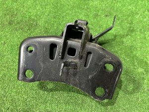 Left engine mount TOYOTA PRIUS OEM 1237237110 ZVW30 2012 2ZRFXE