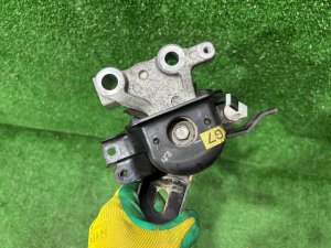 右发动机支座 TOYOTA PRIUS OEM 1230537300 ZVW30 2012 2ZRFXE