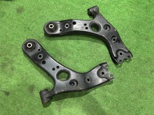 前摆臂 TOYOTA PRIUS OEM 48068-47050 48069-47050 ZVW30 2012 2ZRFXE