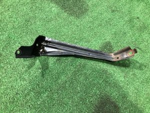 Suporte direito do para-choques dianteiro 57707AE120 SUBARU LEGACY