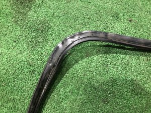 フロントガラスモール SUBARU LEGACY LANCASTER OEM 65058AE000 BHE BH9 BH5 BE BE9 BE5 BEE 2002 SILVER/GREY 1U2