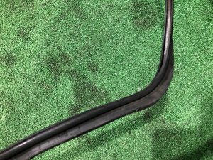フロントガラスモール SUBARU LEGACY LANCASTER OEM 65058AE000 BHE BH9 BH5 BE BE9 BE5 BEE 2002 SILVER/GREY 1U2