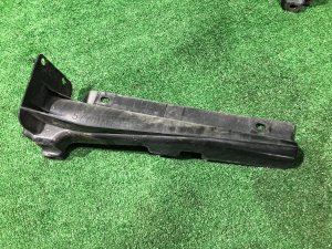 Suporte esquerdo do para-choques traseiro 57731AG151 SUBARU OUTBACK