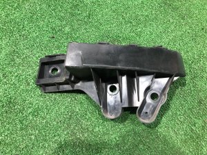 Suporte direito do para-choques traseiro 57707VA090 SUBARU LEVORG
