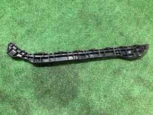 Suporte direito do para-choques traseiro 57707VA130 SUBARU LEVORG