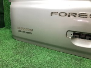 Portón trasero SUBARU FORESTER OEM 61701FC000 SF5 1998 silver 792