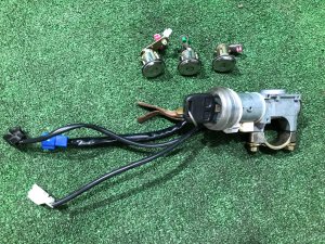 สวิตช์กุญแจสตาร์ท Комплект замков SUBARU FORESTER OEM 83121FC090, 83121FC091 SF5 1998 silver 792