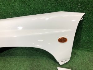 Guarda-lamas dianteiro esquerdo SUBARU FORESTER OEM 57120FC010 SF9, SF5 1998 White 51E
