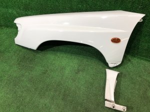 Guarda-lamas dianteiro esquerdo SUBARU FORESTER OEM 57120FC010 SF9, SF5 1998 White 51E