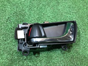 Manilla de la puerta delantera izquierda 61051AG010JC SUBARU LEGACY