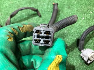 ปลั๊กไฟหน้า SUBARU LANCASTER OEM 84952AE020 BHE 2000