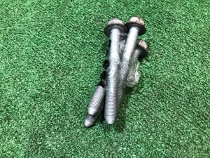 Tornillos del travesaño delantero SUBARU EXIGA OEM 901000304 YA5 2009